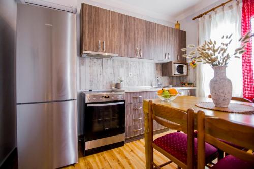Nhà bếp/bếp nhỏ tại Farma House Vasilo - Escape Cottage Retreat