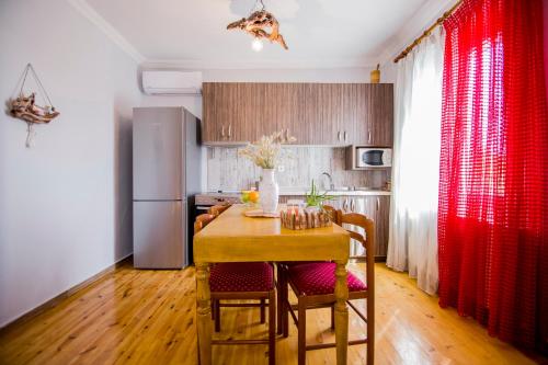 Η κουζίνα ή μικρή κουζίνα στο Farma House Vasilo - Escape Cottage Retreat