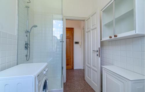 ein weißes Badezimmer mit einer Waschmaschine und einem Trockner. in der Unterkunft 1 Bedroom Pet Friendly Apartment In Loco Di Rovegno in Torriglia