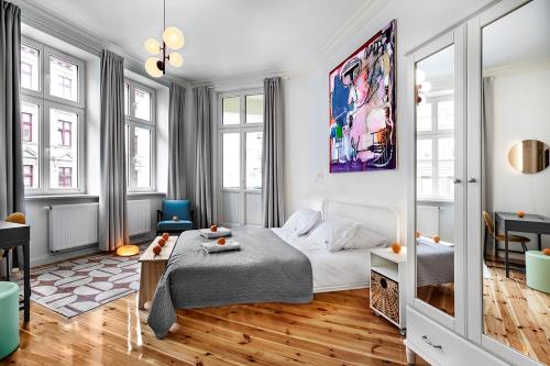 ein Schlafzimmer mit einem Bett und ein Wohnzimmer in der Unterkunft Apartamenty Pomarańczarnia in Posen