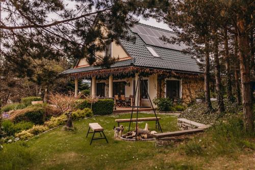 uma casa com painéis solares por cima em Dzikowiejsko em Bardo