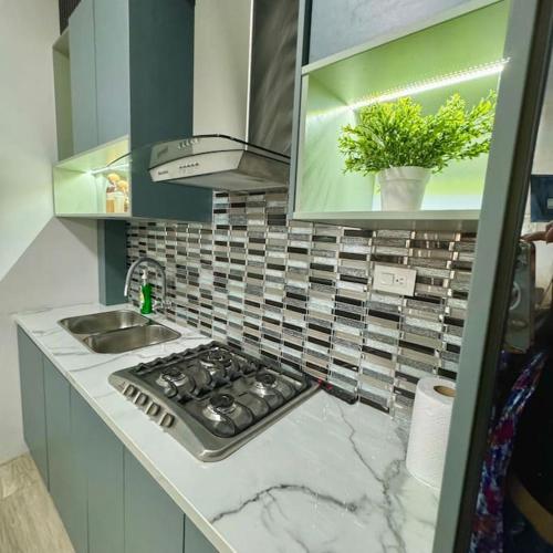 a kitchen counter with a stove and a sink at Suite para 3 in Crucita