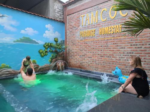 - un groupe de personnes dans la piscine d'un parc aquatique dans l'établissement Tam Coc Paradise Homestay, à Ninh Binh