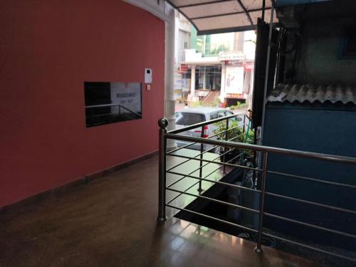 un pasillo de un edificio con barandilla metálica en YMCA International Guest House, en Trichūr