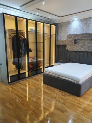 um quarto com uma cama e algumas prateleiras de vidro em Viva 3 room apartment with jacuzzi two kilometers from the center em Baku