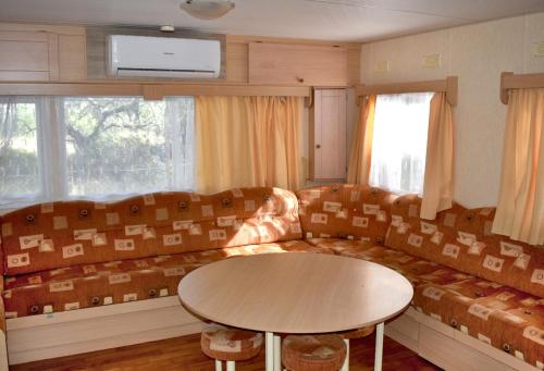 un soggiorno con divano e tavolo di Camping Bungalows Sol D´Or a Peñíscola