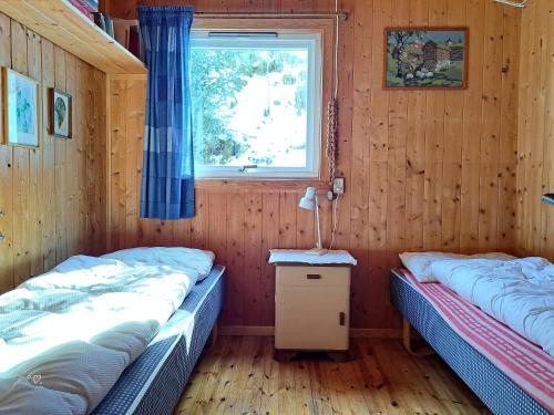 A bed or beds in a room at Lysebakken, koselig feriehytte på Vestland