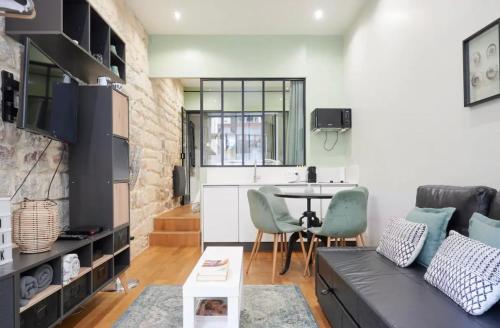 un salon avec un canapé et une table dans l'établissement VERY CHARMING AND COSY FLAT, center of Paris, à Paris