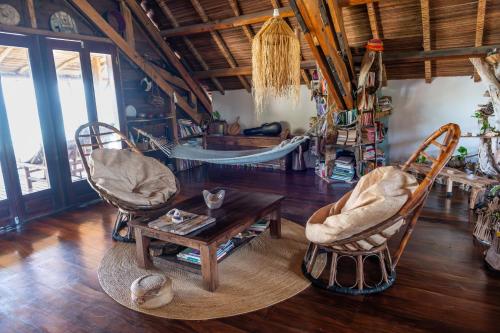 Posezení v ubytování Shambala Madagascar: Beachfront Lodge And Adventures