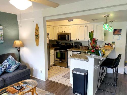 Η κουζίνα ή μικρή κουζίνα στο ZERO FEES Aloha Lani Condo #A208 at Casa De Emdeko