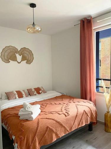 une chambre avec un lit avec des serviettes dessus dans l'établissement Pénitents by Yumē, à Toulouse