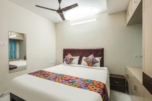 1 dormitorio con 1 cama en una habitación en FabExpress 7 Hills Home Stay en Tirupati