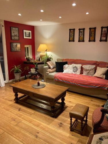 un salon avec un canapé et une table basse dans l'établissement Bordeaux Tranquility, à Bordeaux