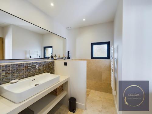 une salle de bain avec un lavabo blanc et un miroir dans l'établissement Villa Lolita 8 personnes piscine privée, à Saint-Rémy-de-Provence