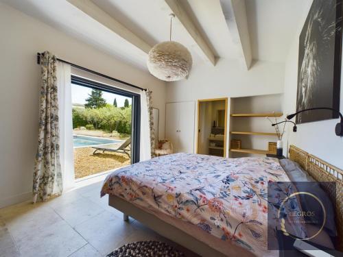une chambre avec un lit et une grande fenêtre dans l'établissement Villa Lolita 8 personnes piscine privée, à Saint-Rémy-de-Provence