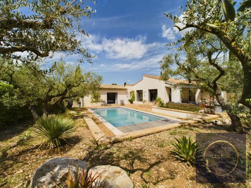 une maison avec une piscine dans une cour dans l'établissement Villa Lolita 8 personnes piscine privée, à Saint-Rémy-de-Provence