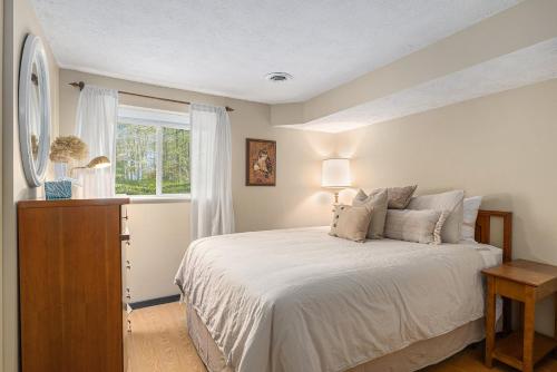 a bedroom with a large bed and a window at Sugarloaf Chalet 3BDR Garden View at Cedar 2510 in Cedar