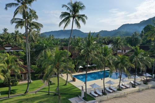 una vista aérea de un complejo con piscina y palmeras en Ramayana Candidasa en Candidasa