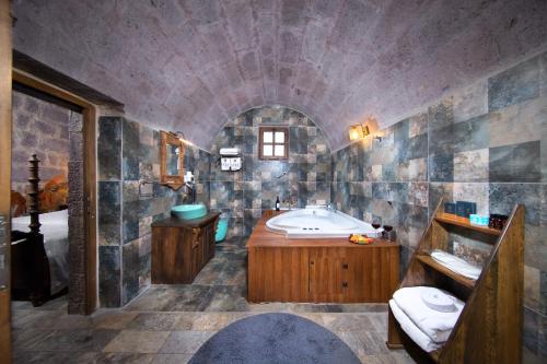 a large bathroom with a tub and a sink at Vigor Cappadocia - Special Class in Uchisar