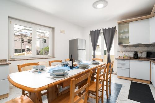 a kitchen and dining room with a table and chairs at Casa Vacanza Cala Luna in Orosei