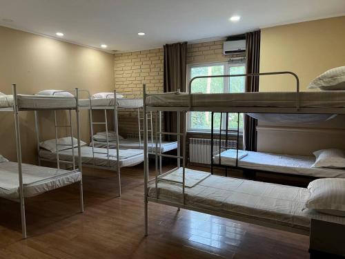 un groupe de lits superposés dans une pièce dans l'établissement City hostel Almaty, à Almaty