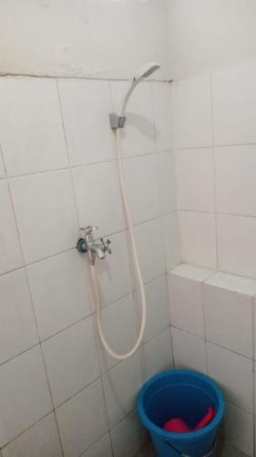 y baño con ducha con manguera y cubo. en Apartemen Kalibata City by MatajiFamily en Yakarta