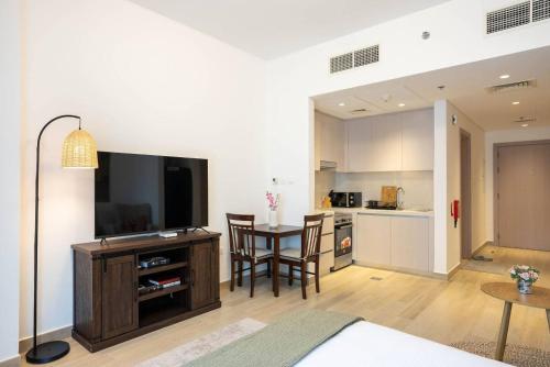 Una cocina o cocineta en Romantic Studio In Yas Canal View