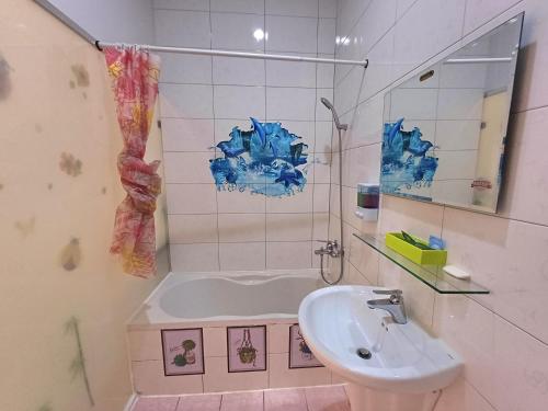 南灣的住宿－永旺旅店 Yong Wong Hostel，带浴缸和盥洗盆的浴室