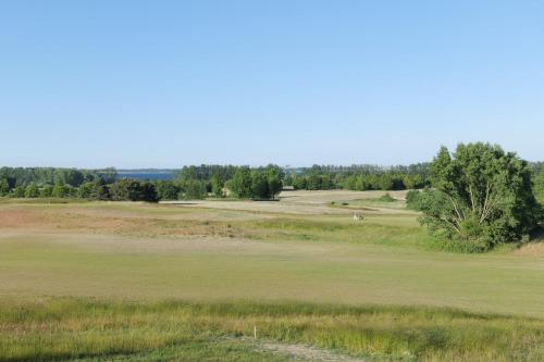 une vue d'un parcours de golf avec un green dans l'établissement Sonnendeck No 11 - Aurora Vista - ABC533 - nur Feriengäste!, à Hohen Wieschendorf