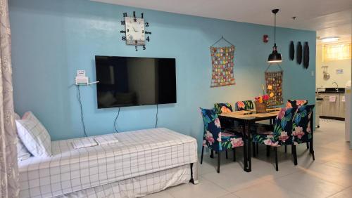 TV a/nebo společenská místnost v ubytování Pico De Loro Condo Unit
