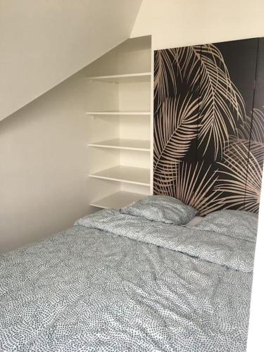 - un lit avec 2 oreillers dans une chambre dans l'établissement Studio cosy à Concarneau, Plage à 3 min, à Concarneau