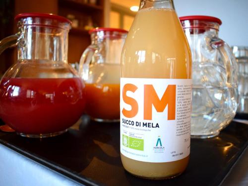 a bottle of sml sitting on a tray with drinks at Hotel Giardino in Breno