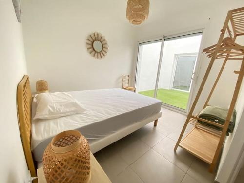 une chambre avec un lit et une grande fenêtre dans l'établissement Le Patio plain-pied face port, à Étaples