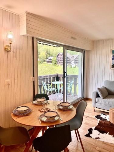 un salon avec une table et des chaises en bois dans l'établissement Pied des pistes/Hyper centre/Balcon/Parking, à Chamonix-Mont-Blanc