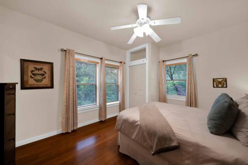 Katil atau katil-katil dalam bilik di The Inn at Shasta Lake