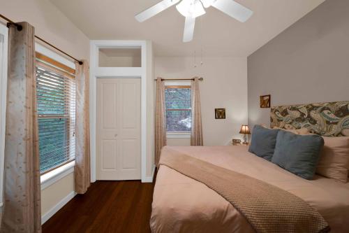 Katil atau katil-katil dalam bilik di The Inn at Shasta Lake
