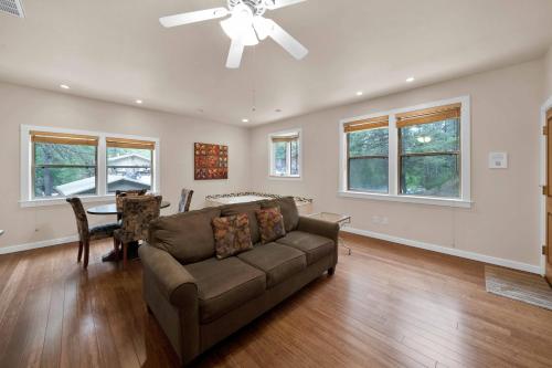 Ruang duduk di The Inn at Shasta Lake