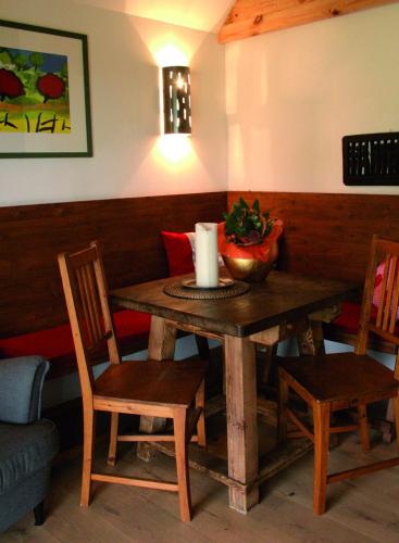 a wooden table with two chairs and a bowl on it at Kellerstöckl Berg 77 in Sumetendorf