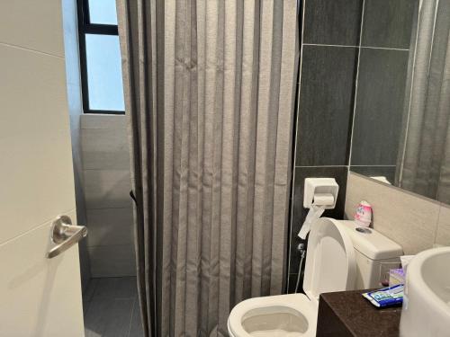 Koupelna v ubytování Admiral Residence Cozy Room Homestay- Private Room with Shared Place