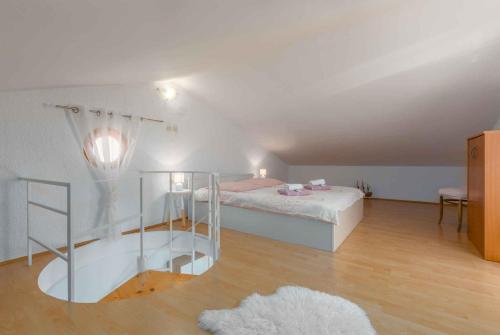 ポレッチにあるApartment in Porec/Istrien 9920のベッドルーム1室(ベッド1台付)が備わります。