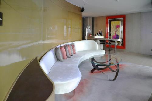 um sofá branco com almofadas num quarto em W XIAN Hotel em Xi'an