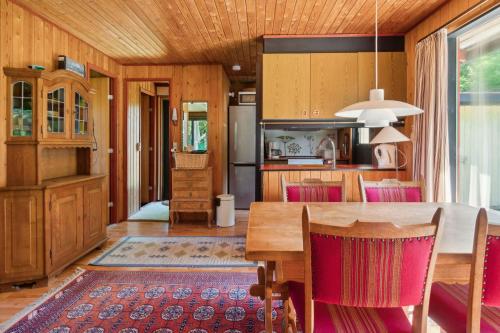 Idyllic Coastal Cottage Comfort And Relaxing في كالوندبورج: مطبخ وغرفة طعام مع طاولة خشبية