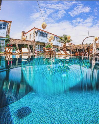 Dort Mevsim Alacati