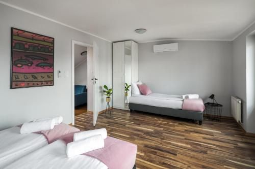 una camera con due letti e uno specchio di Duplex Penthouse with hammock a Cracovia
