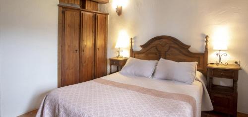 a bedroom with a bed with two white pillows at Hotel Rural Valleoscuru in Tresgrandas