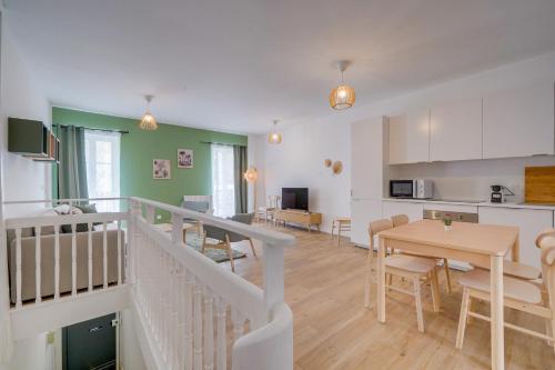 un salon avec une cuisine et une salle à manger dans l'établissement Le Rayon - Bel appt dans le centre de BDX, à Bordeaux