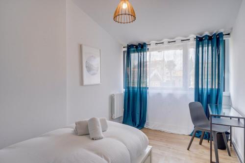 une chambre avec un lit, un bureau et une fenêtre dans l'établissement Le Rayon - Bel appt dans le centre de BDX, à Bordeaux