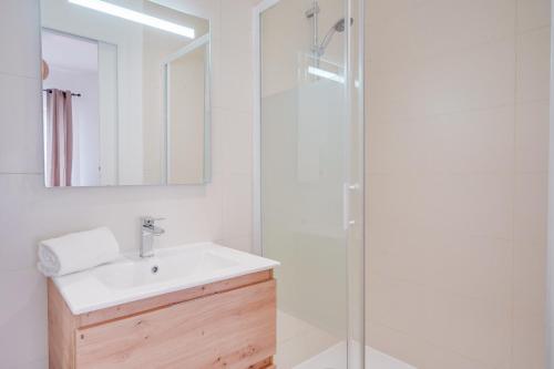 une salle de bain blanche avec un lavabo et une douche dans l'établissement Le Rayon - Bel appt dans le centre de BDX, à Bordeaux