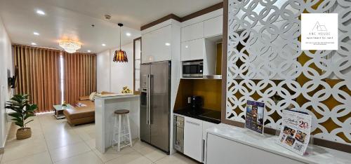 cocina con nevera y sala de estar. en AnE House 2 - SHP Plaza 12 Lach Tray, Hai Phong, en Hai Phong