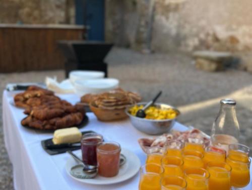 ein weißer Tisch mit Essen und Getränken darauf in der Unterkunft Domaine de Coubillou in Lamalou-les-Bains